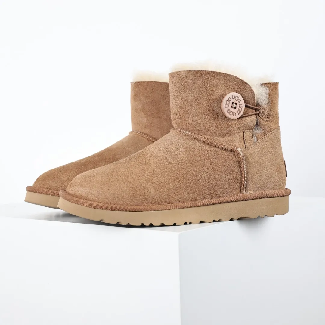 Pick up locally 💰560 Core recommended good price It is a very suitable choice for home furnishings. In the new year, uug launched a series of styles, which are partial to the preferences of young consumers and have also moved to the forefront of fashion trends. Shoe body material: water-repellent coated suede upper, 17 mm UGGPURE™ implantable wool insole, lightweight non-slip and comfortable rubber outsole, with brand LOGO and trademark, with full packaging Size: 35 36 37 38 39 40